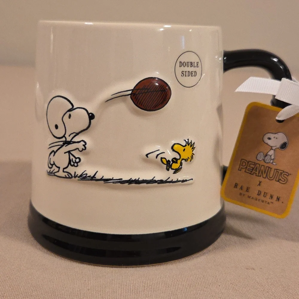 SNOOPY AND WOODSTOCK PLAYING FOOTBALL MUG